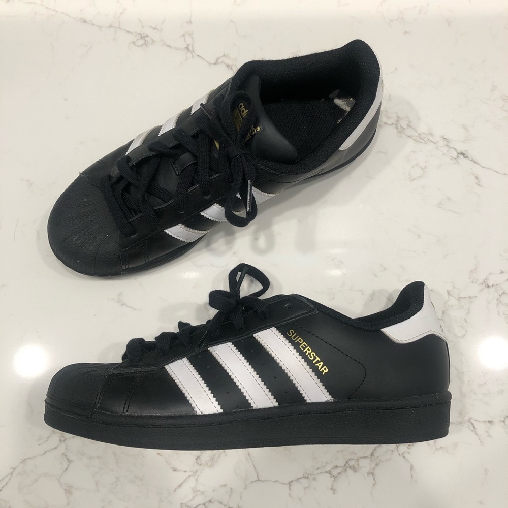 Black Adidas Superstar Sneakers in Women’s sz 8